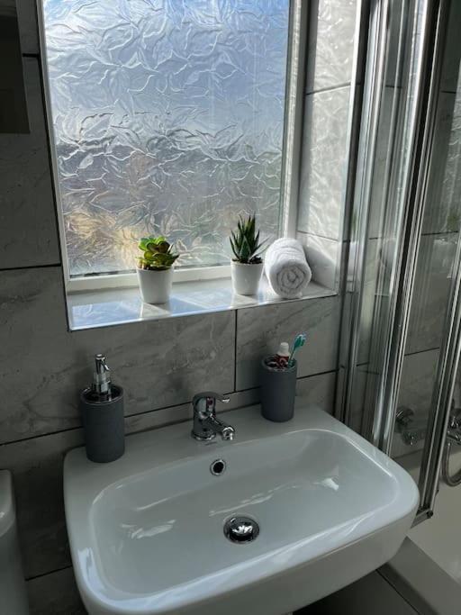 Hébergement de vacances Modern 4-bed House With Garden & Parking Coventry